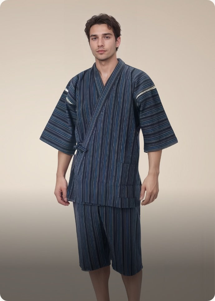 Un Homme porte un jinbei bleu à rayures, tenue d'intérieur japonaise à manches courtes