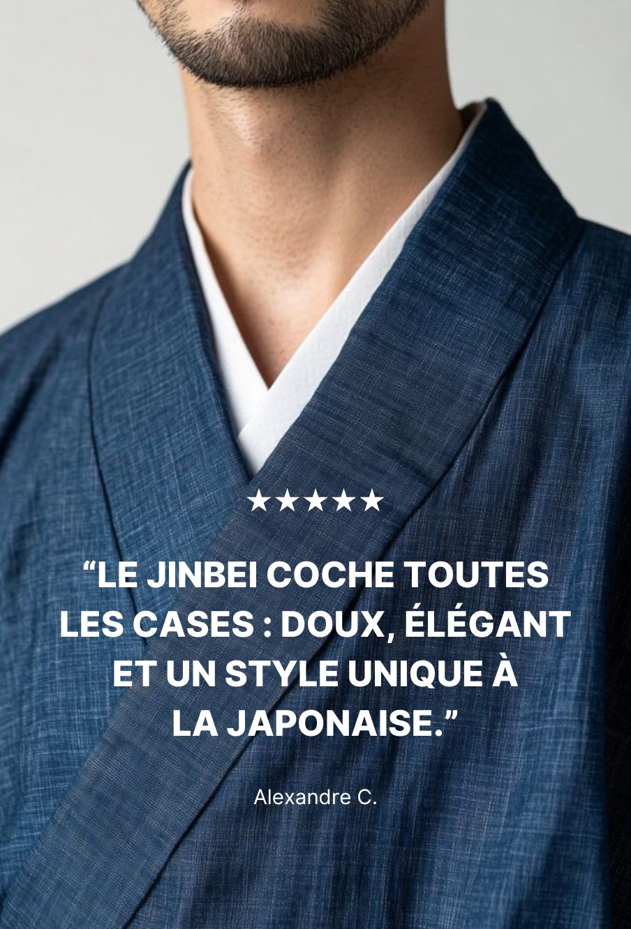 Homme portant un Jinbei bleu élégant avec une citation client : "Le Jinbei coche toutes les cases : doux, élégant et un style unique à la japonaise."