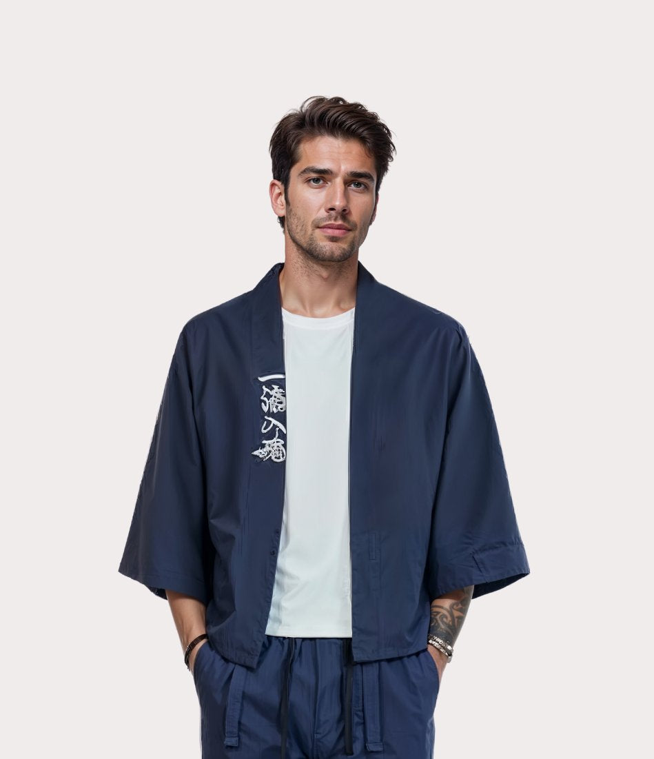 Kimono pour homme moderne, haori bleu marine avec symboles