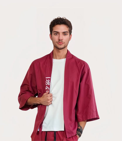 Vêtement traditionnel japonais, haori rouge avec calligraphie