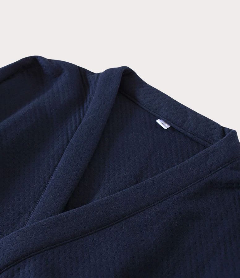 Gros plan sur la veste kimono du pyjama japonais pour homme, bleu marine, en coton chaud