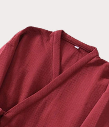 Gros plan sur la veste kimono du pyjama japonais pour homme, rouge bordeaux, en coton chaud