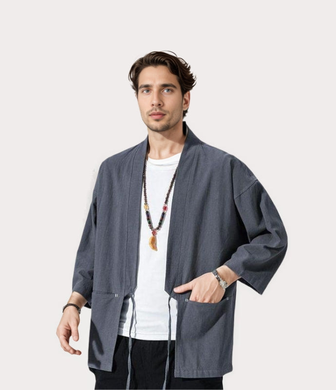 Haori gris porté par un homme dans un style décontracté