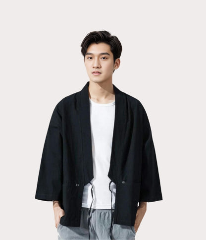 Haori noir homme porté sur tenue décontractée moderne