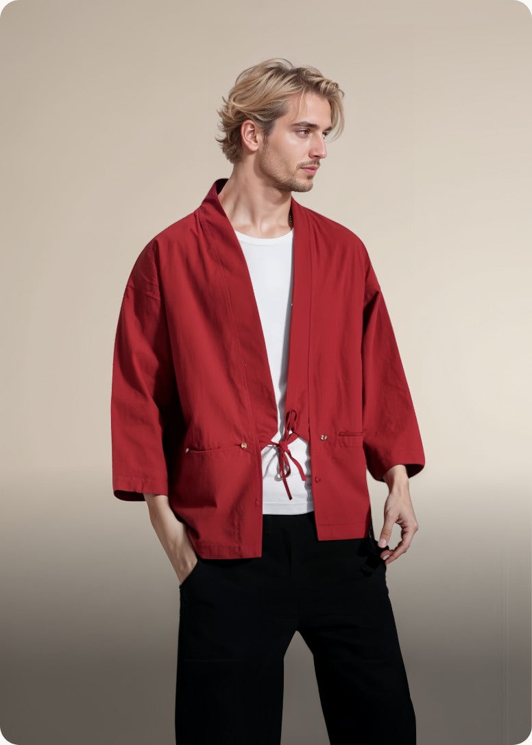 Un homme porte une veste kimono rouge traditionnelle japonaise